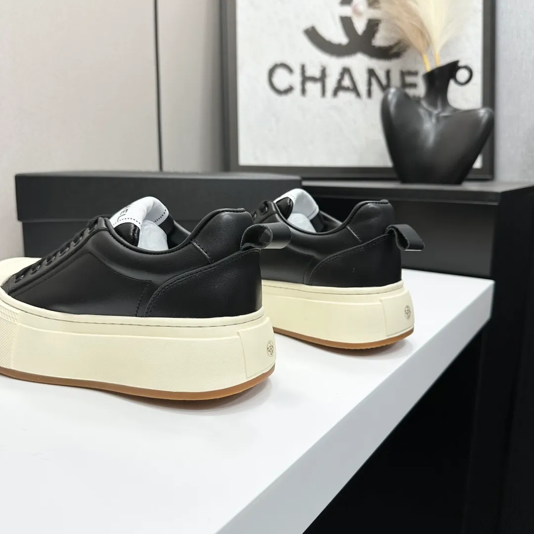 👟👟Ex-factory price 560👟👟Chanel Panda Shoes! 2025 counter's top casual sports shoes. This classic design; the upper is electro-embroidered with a variety of techniques; the outsole is fashionable and sporty; the unusual inclusion of a variety of color matching elements... The diversified mix and match is very good-looking and versatile, and can be used for leisure, fashion, sports, and outdoor... ꫛꫀꪝ Go➫ Materials: ❶Upper made of: original imported first-layer silk cowhide + original waterproof cloth + original first-layer cowhide ❷Inner lining: Breathable mesh ❸ Outsole based on: original TPU combination outsole, full set of boutique packaging for women 35–41